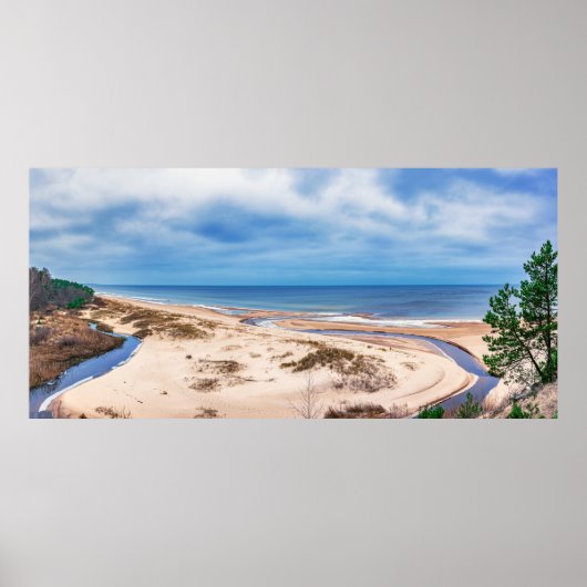 Witte zandstrand bij het Baltische zee in Letland Poster (Voorkant)
