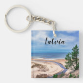 Witte zandstrand bij het Baltische zee in Letland Sleutelhanger (voorkant)