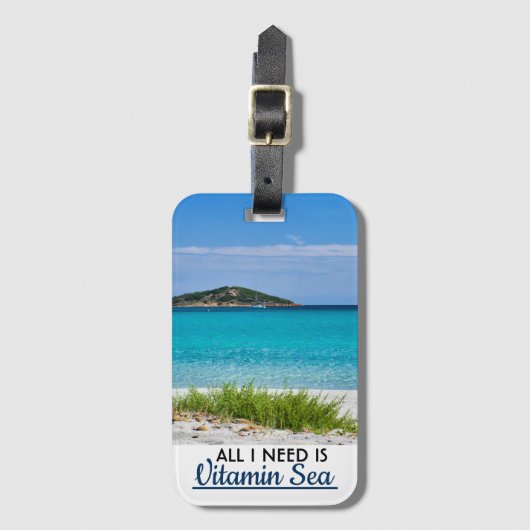 Witte zandstrand met turkooiswater-vitamine-zee bagagelabel (Voorkant (verticaal))