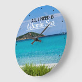 Witte zandstrand met turkooiswater-vitamine-zee grote klok (Hoek)