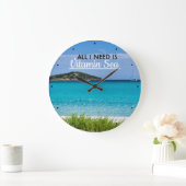 Witte zandstrand met turkooiswater-vitamine-zee grote klok (Huis)