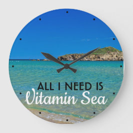 Witte zandstrandturquoise water heeft vitamine zee grote klok