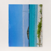 Witte zandstrandturquoise watereiland & zeilboot legpuzzel (Verticaal)