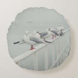 Witte zeemeeuw op een winterdag rond kussen