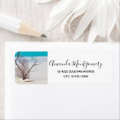 Witte zeeschelpen op een tropisch strand etiket (Insitu)