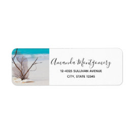 Witte zeeschelpen op een tropisch strand etiket