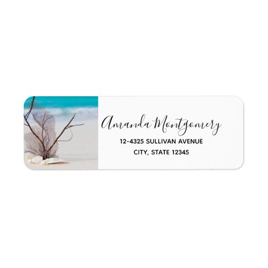 Witte zeeschelpen op een tropisch strand etiket (Voorkant)