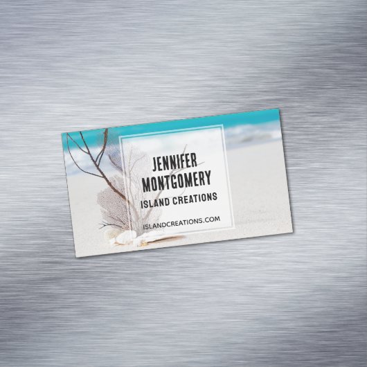 Witte zeeschelpen op een tropisch strand magnetisch visitekaartje (Voorbeeld)