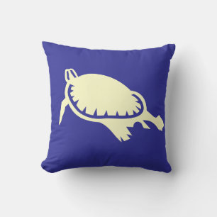 witte zeeschildpad op blauwe kussen