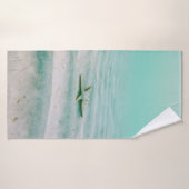 Witte zeester op zand onder water in de ochtend badhanddoek (Badhanddoek)