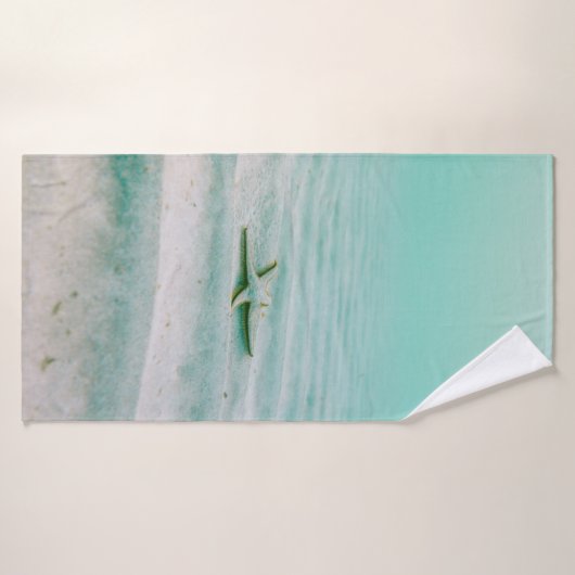 Witte zeester op zand onder water in de ochtend badhanddoek (Badhanddoek)