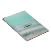 Witte zeester op zand onder water in de ochtend notitieboek (Rechterzijde)