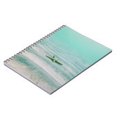 Witte zeester op zand onder water in de ochtend notitieboek (Linkerzijde)