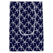 Witte zeester tegen een blauwe achtergrond medium cadeauzakje (Achterkant)