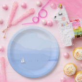 Witte zeilboot in het meer aan de blauwe hemel papieren bordje (Feest)