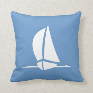 witte zeilboot op blauwe kussen