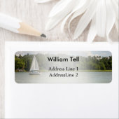 Witte zeilboot op een meer etiket (Insitu)