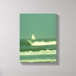 Witte zeilboot op Green Ocean Water Canvas Afdruk