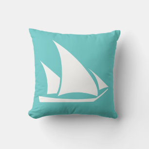 witte zeilboot op teal blauwe kussen