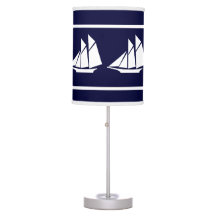 Witte zeilboten tegen blauwe achtergrond