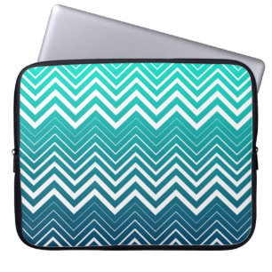 Witte zigzag Chevron en blauwe groene achtergrond Laptop Sleeve