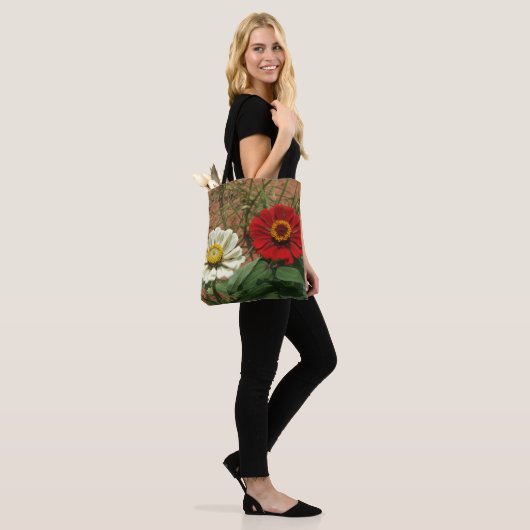 Witte Zinnia en Rode Zinnia Canvas tas (Op model)