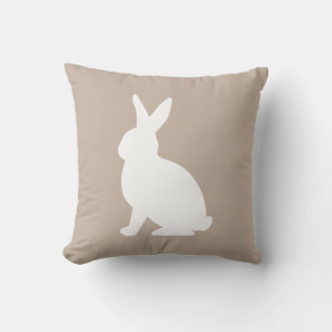 Witte Zittende Konijn Silhouet Op Beige Pasen Kussen
