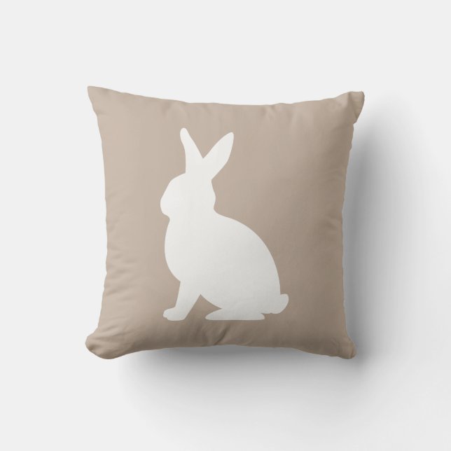Witte Zittende Konijn Silhouet Op Beige Pasen Kussen (Voorkant)