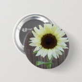 Witte zonnebloem tegen een verweerde schutting ronde button 5,7 cm (Voorkant /achterkant)