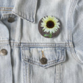 Witte zonnebloem tegen een verweerde schutting ronde button 5,7 cm (In situ)