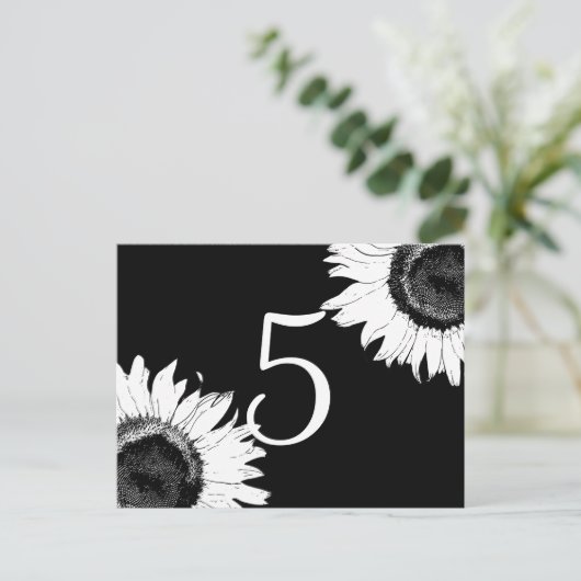 Witte zonnebloemen op zwarte tafelnummers (Staand voorkant)