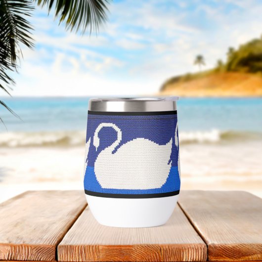 Witte zwaan in koel blauw meer ambachtelijke haakp (Strand)