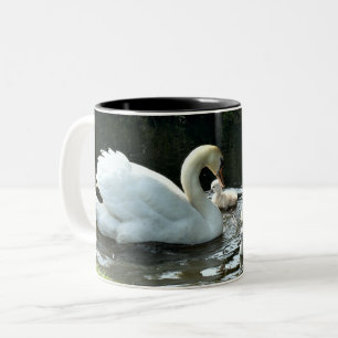 Witte zwaan met kippen tweekleurige koffiemok