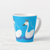 Witte zwaan met kroon cartoon latte mok (Rechterhoek)