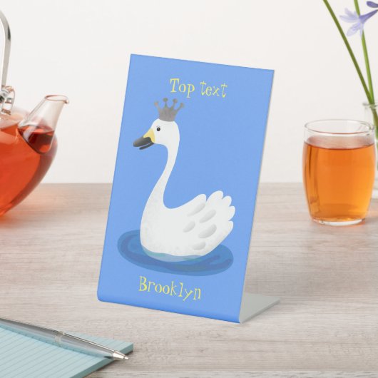 Witte zwaan met kroon cartoon reclamebord met voetstuk (Insitu)