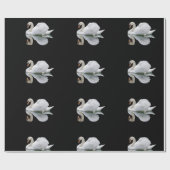 Witte zwaan op een zwarte achtergrond cadeaupapier (Vlak)