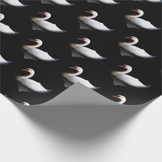 Witte zwaan op zwart cadeaupapier (Hoek)