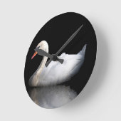 Witte zwaan op zwart ronde klok (Hoek)