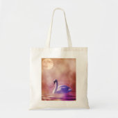 Witte zwaan zwevend op een nevelig meer tote bag (Voorkant)