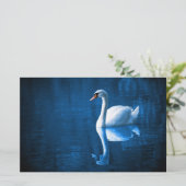  witte zwaluw die drijft op een blauw meer briefpapier (Staand voorkant)