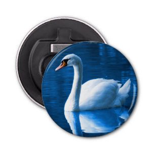  witte zwaluw die drijft op een blauw meer button flesopener