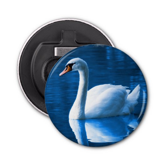  witte zwaluw die drijft op een blauw meer button flesopener (Voorkant)