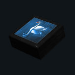 witte zwaluw die drijft op een blauw meer cadeaudoosje<br><div class="desc">Een heerlijke natuur scène van een blanke zwaan die zwemt op een vreedzaam blauw meer. De donkerblauwe schaduwen contrasteren mooi met de zachte blauwe verlichting op deze vreedzame zwaan.</div>
