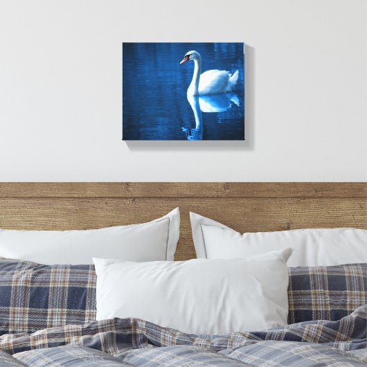 witte zwaluw die drijft op een blauw meer canvas afdruk (Insitu (Slaapkamer))