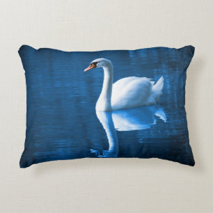 witte zwaluw die drijft op een blauw meer decoratief kussen