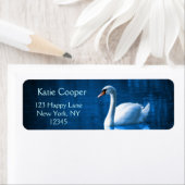 witte zwaluw die drijft op een blauw meer etiket (Insitu)