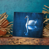  witte zwaluw die drijft op een blauw meer fotoplaat (Zijkant)