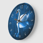 witte zwaluw die drijft op een blauw meer grote klok (Hoek)