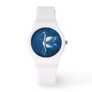 witte zwaluw die drijft op een blauw meer horloge