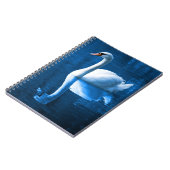 witte zwaluw die drijft op een blauw meer notitieboek (Linkerzijde)